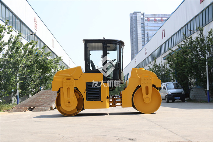 友大小型压路机霸气有风度，路面工程得力助力者